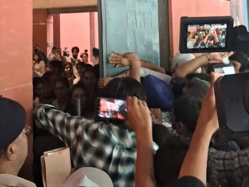 पंजाब यूनिवर्सिटी के लॉ डिपार्टमेंट का दरवाजा तोड़कर अंदर घुसे छात्र।