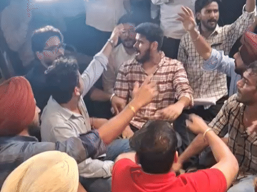 पंजाब यूनिवर्सिटी के लॉ डिपार्टमेंट के बाहर बैठकर नारेबाजी करते छात्र।