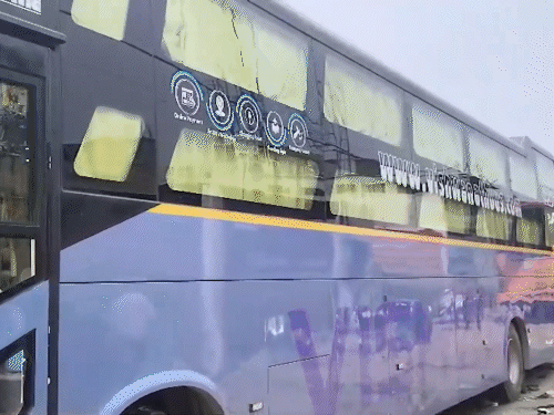 बस का नंबर UP-83 है, बस का नंबर फिरोजाबाद में रजिस्टर्ड है।