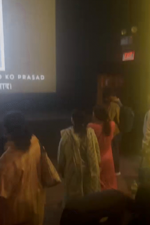मुंबई के फन रिपब्लिक मॉल में जब फिल्म नीम करोली बाबा के आश्रम के असली वीडियो चलाए गए, तो दर्शक हाथ जोड़कर खड़े हो गए। कई दर्शक फिल्म देखते हुए रोने भी लगे।