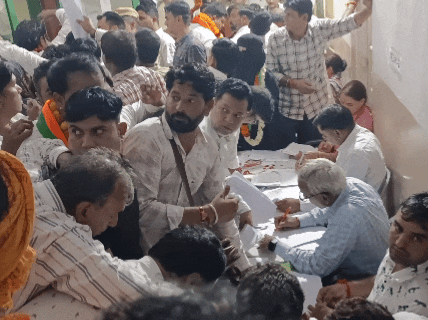सीकर में नामांकन के अंतिम दिन बड़ी संख्या में प्रत्याशी नामांकन दाखिल करने पहुंचे हैं, ऐसे में कोर्ट कैंपस में काफी भीड़ लगी हुई है।