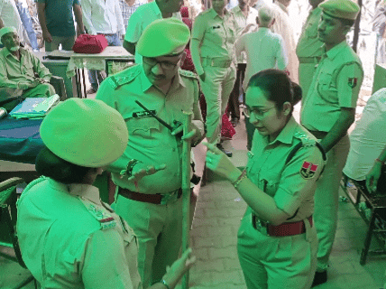 सीकर शहर डिप्टी नवनीत कौर ने रिटर्निंग ऑफिसर के चैंबर लगी भीड़ को मैनेज करने के निर्देश दिए।