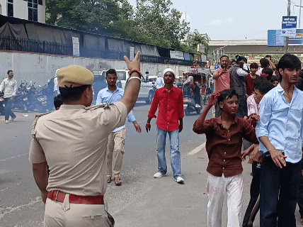 सीकर में एक प्रत्याशी डीजे लेकर समर्थकों के साथ नामांकन दाखिल करने पहुंचा तो पुलिसकर्मियों ने पहले डीजे बंद करवाकर वापस भेजा, फिर समर्थकों को भी लौटा दिया।