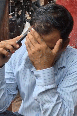 मेडिकल कॉलेज पहुंचे एक युवक ने रोते हुए परिवार को फोन कर घटना की जानकारी दी।