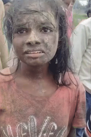 हादसे में जिंदा बची लड़की ने कहा कि घर में मैं, मेरा छोटा भाई और मम्मी थीं। सिर्फ मैं ही बाहर निकल पाई। बाकी सभी दब गए।
