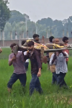 ग्रामीणों ने झुलसे लोगों को चारपाई पर लादकर सड़क तक पहुंचाया, फिर उन्हें अस्पताल पहुंचाया गया।