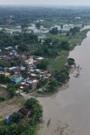 तस्वीर बेगूसराय के मटिहानी प्रखंड की है, जहां घर बाढ़ के पानी से घिरे हैं।