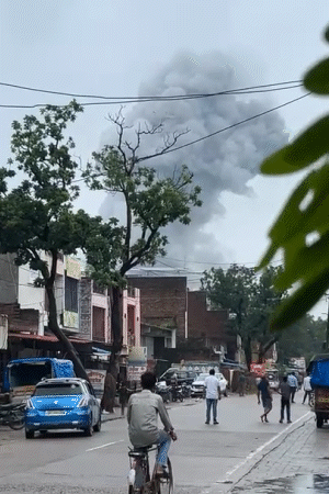 हादसे के बाद धुएं का गुबार 2 किमी दूर से दिखाई दिया।