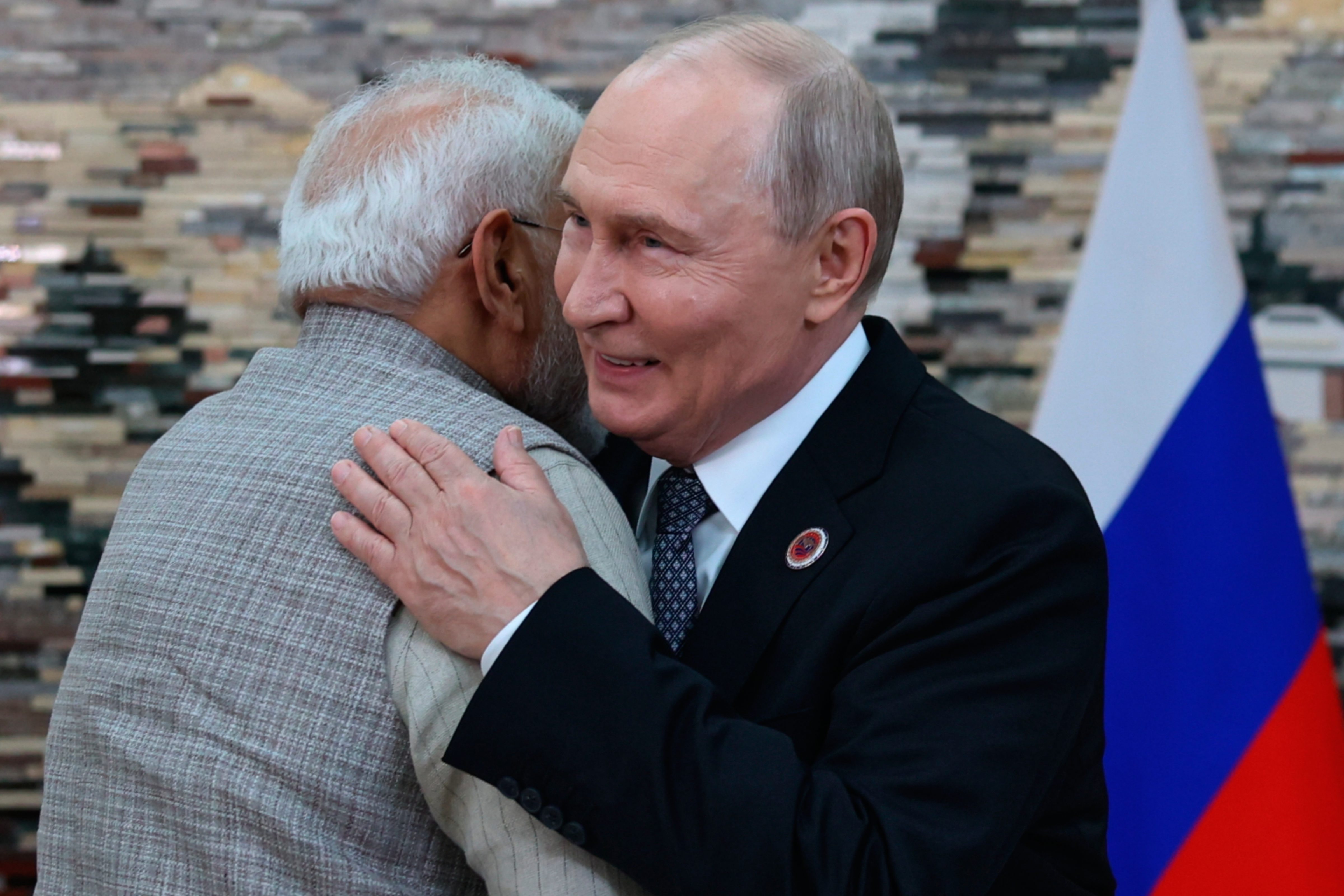 SCO समिट में पीएम मोदी और रूसी राष्ट्रपति पुतिन ने एक-दूसरे को गले लगा लिया।