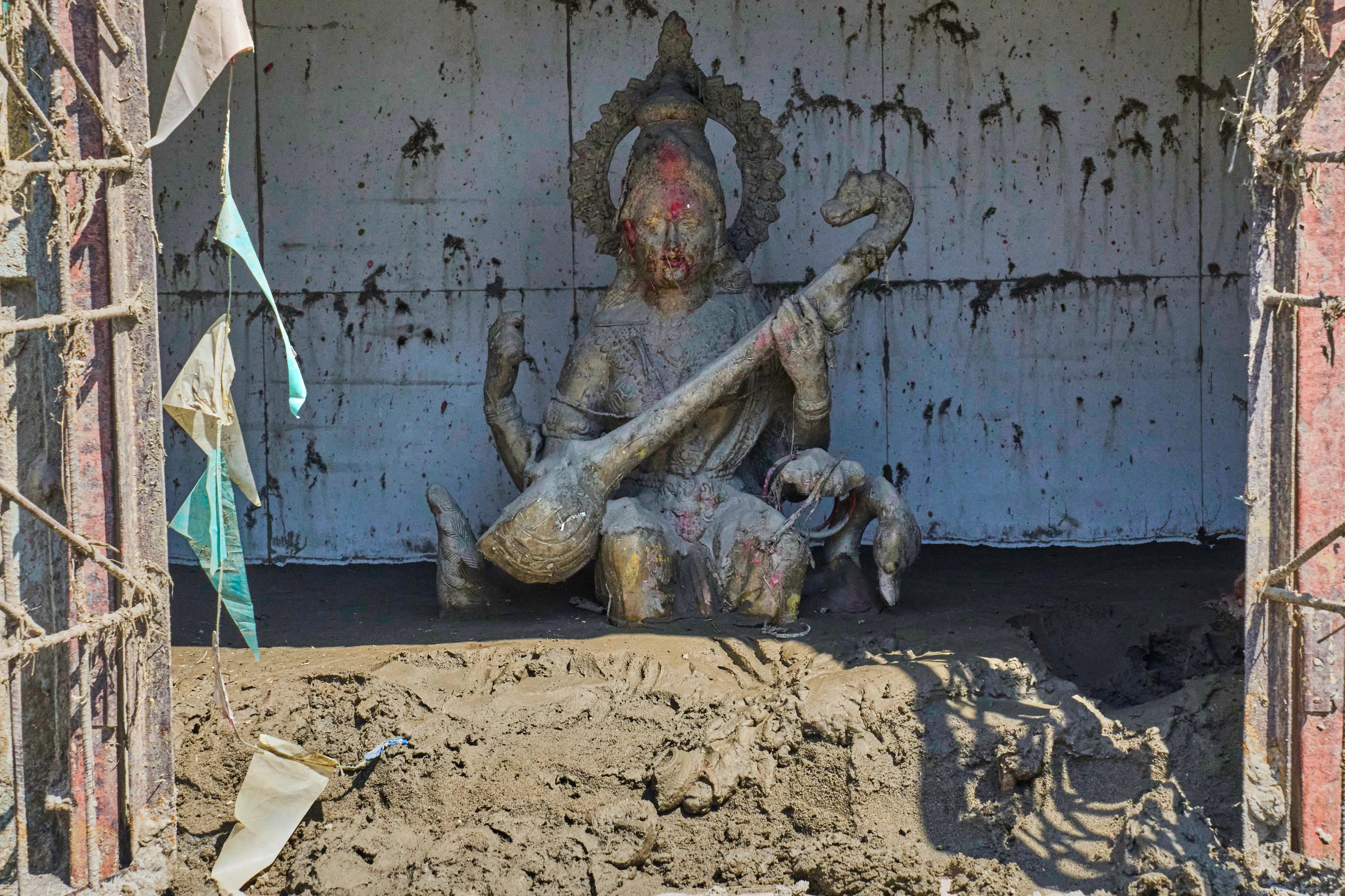 बाढ़ के बाद सरस्वती प्रतिमा के आसपास जमा मलबा।