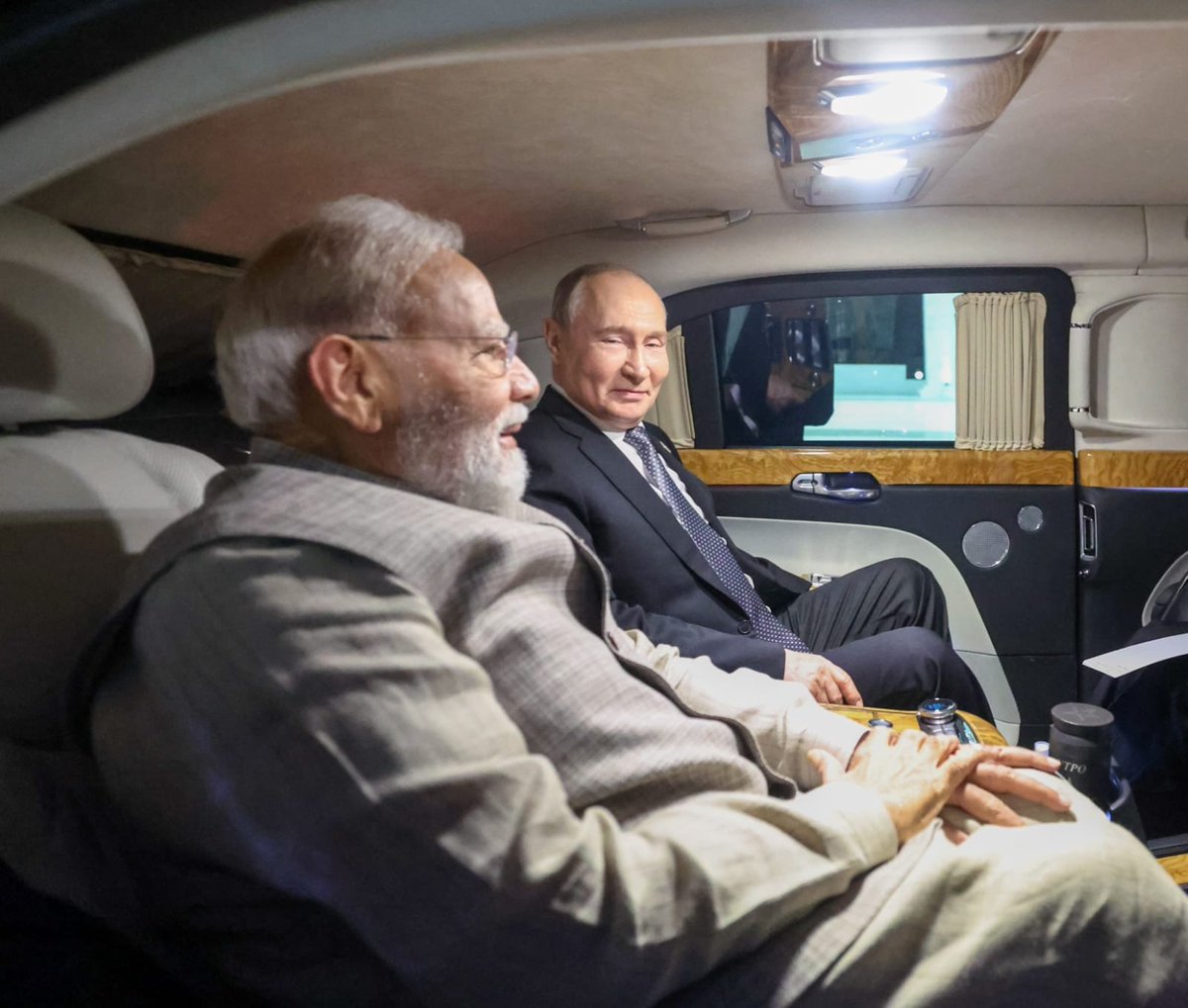 रूस के राष्ट्रपति व्लादिमिर पुतिन और मोदी एक ही कार में बैठकर नोमैड गेम्स के लिए रवाना हुए।