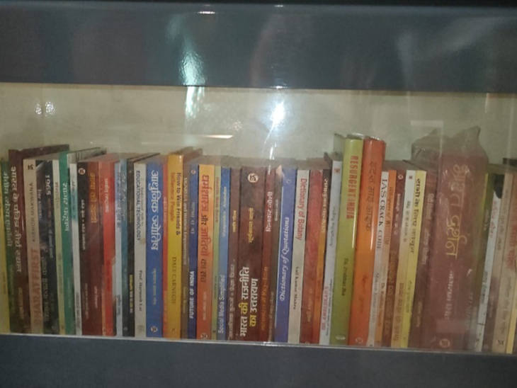 खरीदी गई किताबें, जिनपर सवाल उठाए जा रहे हैं।