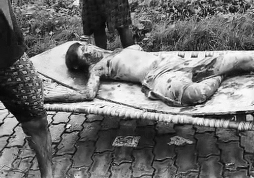 चारपाई पर लादकर युवक को अस्पताल पहुंचाया गया था।