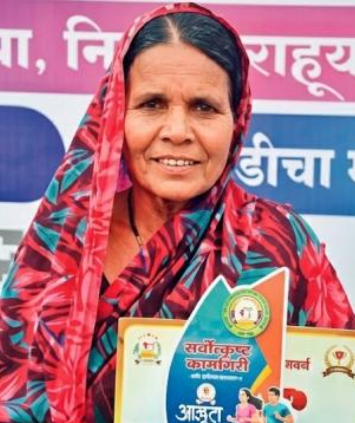मैराथन जीतने के बाद रमाबाई रणवीर को ट्रॉफी और इनामी राशि दी गई। (फोटो- सोशल मीडिया)
