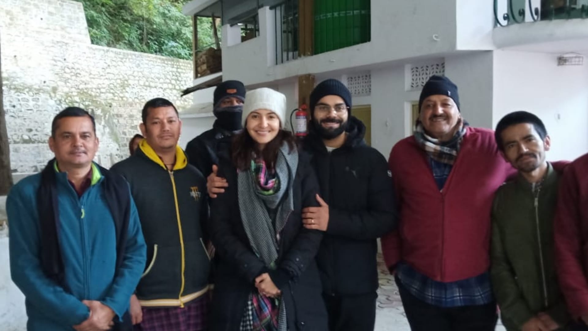 कैंची धाम के बाहर विराट कोहली और अनुष्का शर्मा।