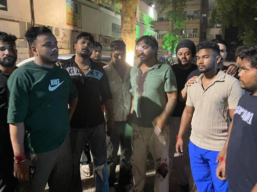 मृतक पवन के परिजन।