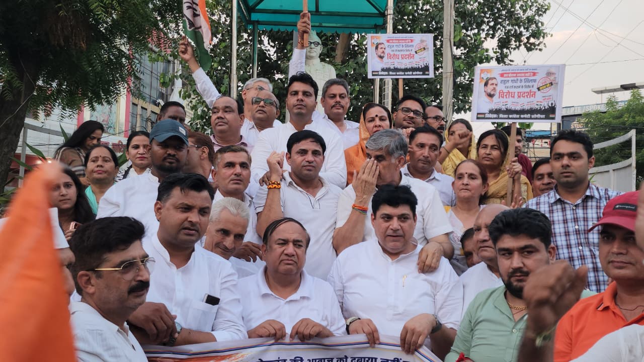 सुभाष चौक पर सोनीपत कांग्रेस कमेटी प्रदर्शन के दौरान।