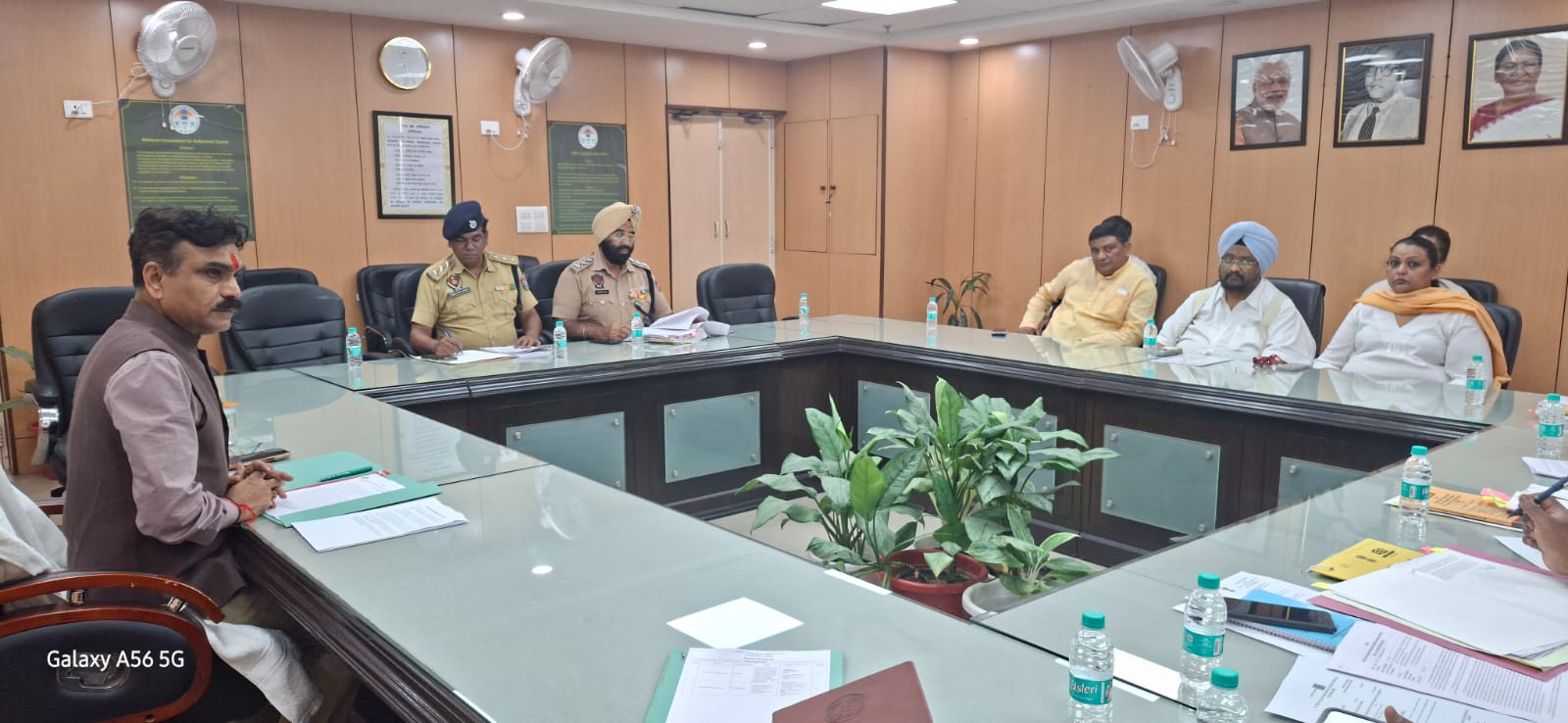एससी आयोग अध्यक्ष किशोर मकवाना मामले की सुनवाई करते हुए।