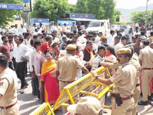 कैंडिडेट्स व उनके प्रस्तावकों को ही गेट में एंट्री दी गई।