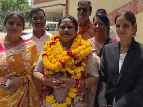 भाजपा महिला मोर्चा की जिलाध्यक्ष भारती श्रीवास्तव ने भी नामांकन दाखिल किया।