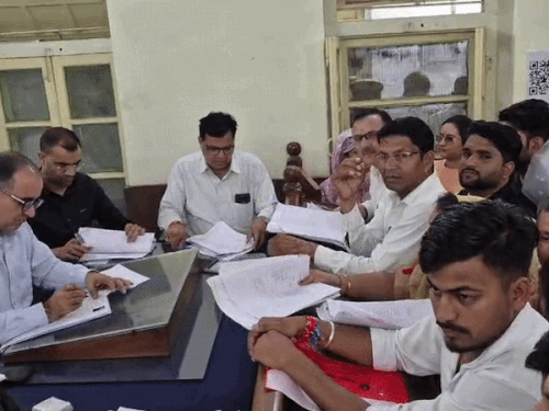 सीकर में आज रिटर्निंग अधिकारी के दफ्तर में बड़ी संख्या में दावेदार नामांकन करने पहुंचे।
