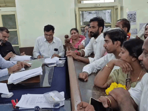 सीकर में 200 से अधिक नॉमिनेशन फॉर्म दाखिल किए गए हैं, अब दोनों पार्टियां सीधे रिटर्निंग अधिकारी को सिंबल जमा करवाकर प्रत्याशी अधिकृत करेंगी।