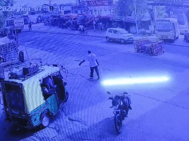 ACI स्कूल की बस रोड क्रॉस कर रही थी।