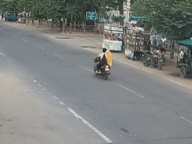 बाइक सवार अचानक गली की तरफ घूम गया। पीछे से आ रही दूसरी बाइक उसमें जा घुसी।