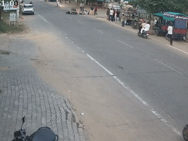 हादसे के बाद लोगों ने घायलों को संभाला।