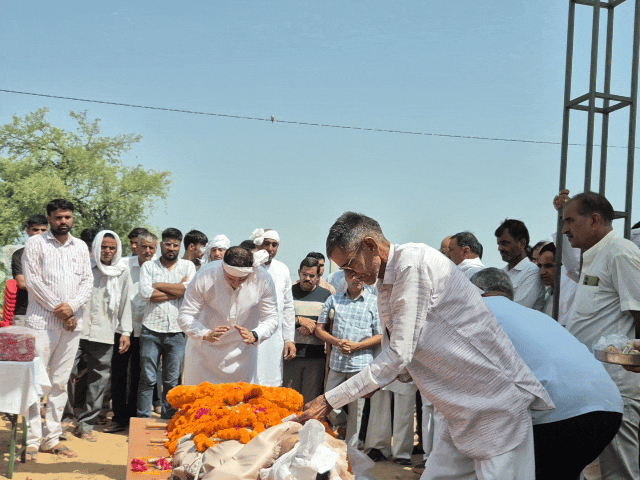 सेवानिवृत्त अधिकारी महावीर प्रसाद का मंगलवार को उनके पैतृक गांव सीतसर में पूरे सम्मान के साथ अंतिम संस्कार किया गया।