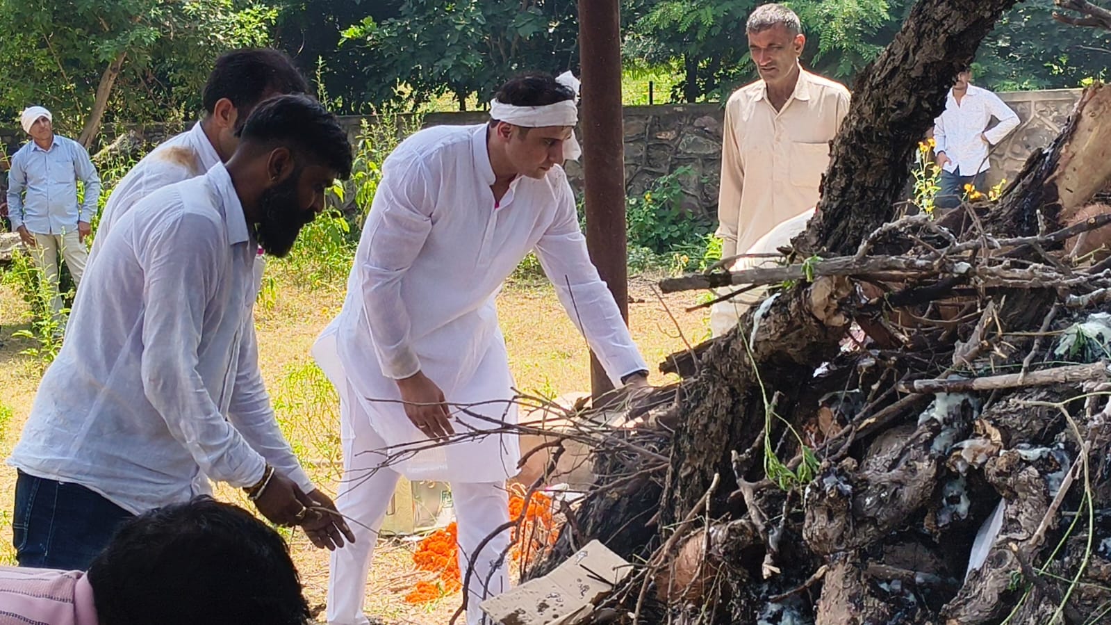 सेवानिवृत्त अधिकारी महावीर प्रसाद को मुखाग्नि देते हुए उनके बेटे अमित।