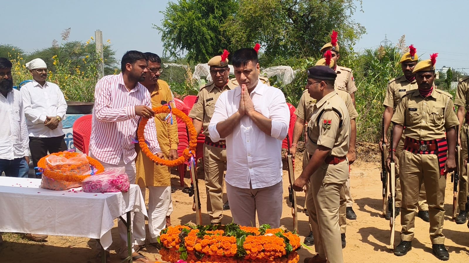 जयपुर रेंज के आईजी राहुल प्रकाश ने पार्थिव देह पर पुष्पचक्र अर्पित कर श्रद्धांजलि दी।