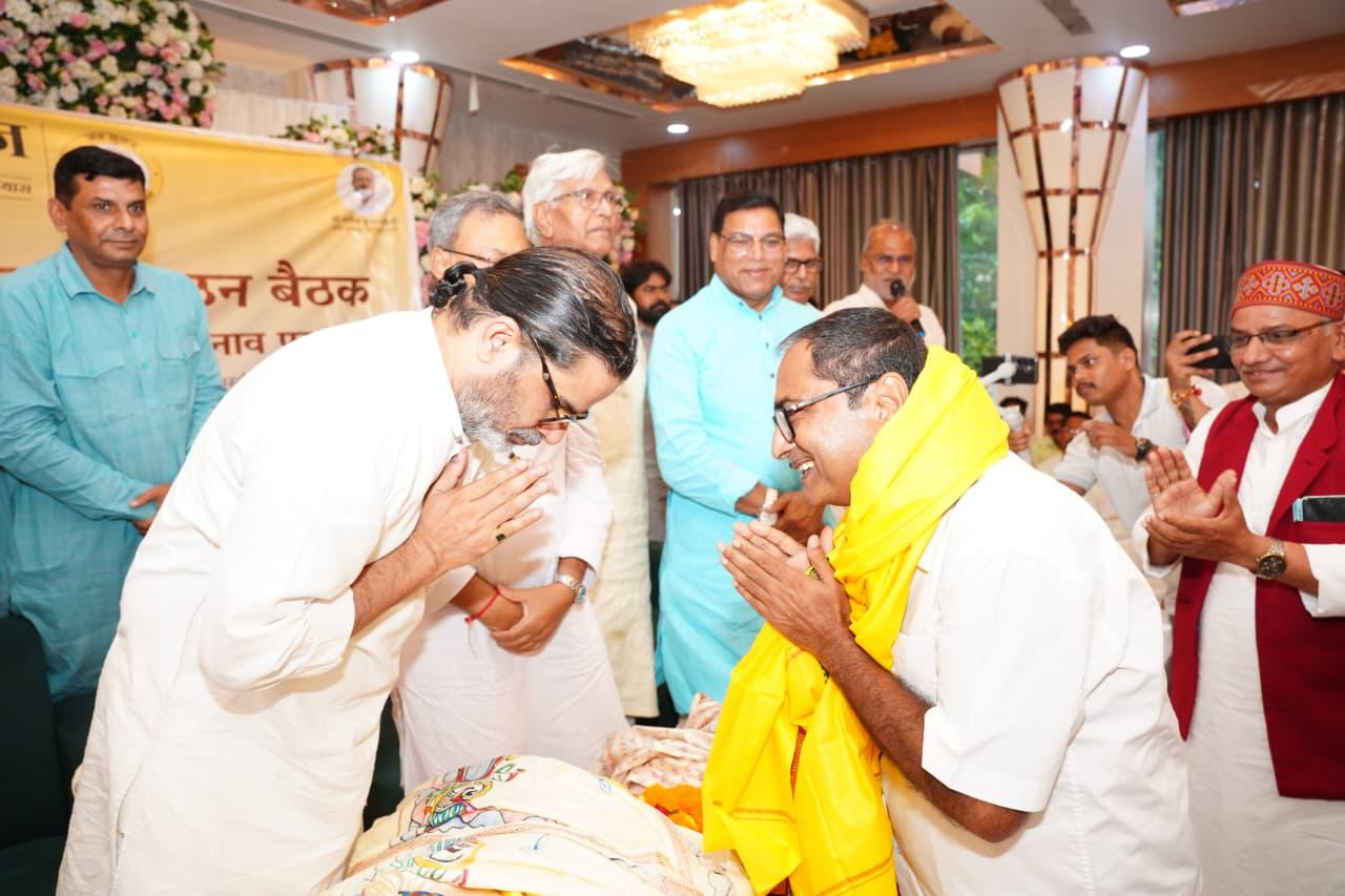 भाजपा नेता को जनसुराज जॉइन कराते प्रशांत किशोर।