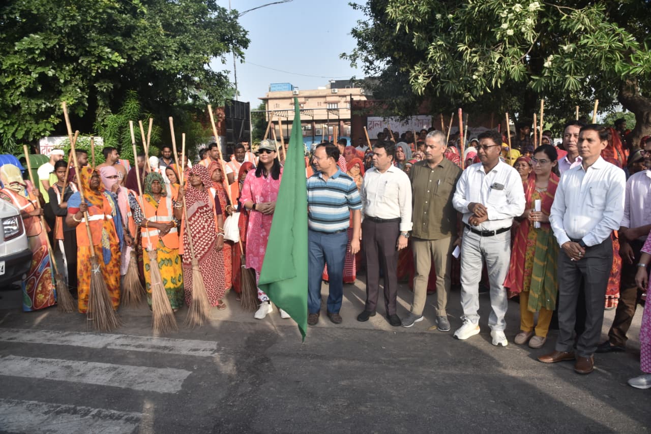 नगर निगम के एडिशनल कमिश्नर नरेंद्र कुमार बंसल विशेष सफाई अभियान में कर्मचारियों की हौसला अफजाई करने पहुंचे।