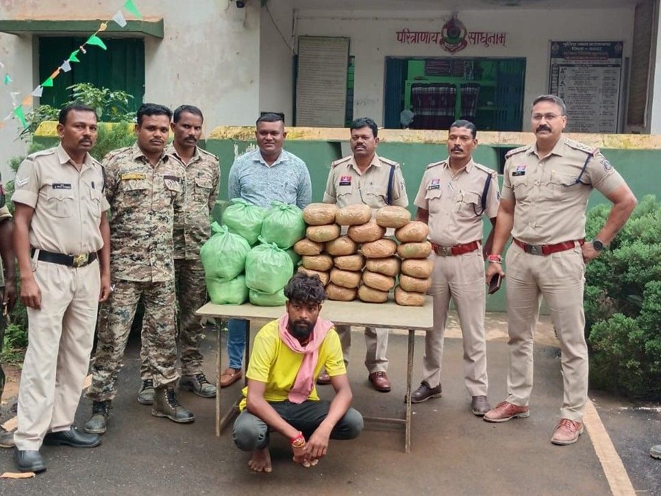 छतौड़ी गांव में आरोपी ने आंगन में गड्ढा खोदकर प्लास्टिक ड्रम में और घर के अंदर बोरी में गांजा छिपा रखा था।
