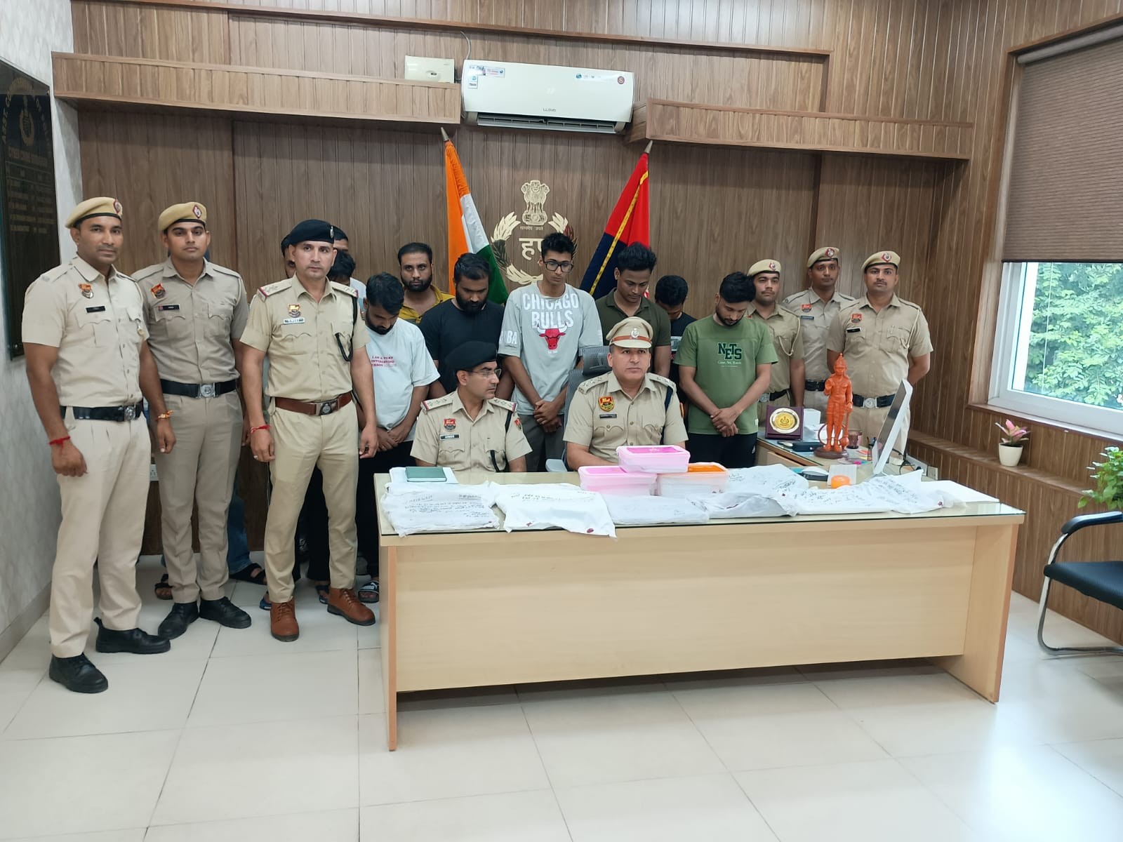 पुलिस ने फर्जी Apple कस्टमर सर्विस सेंटर से 11 आरोपियों को गिरफ्तार किया है।