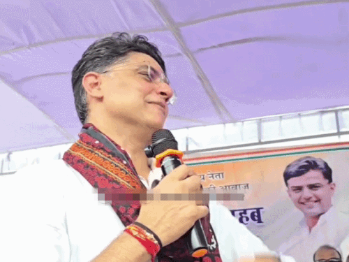 बाड़मेर में मंच पर कांग्रेस नेता सचिन पायलट और बायतु विधायक हरीश चौधरी हंसी मजाक करते हुए।
