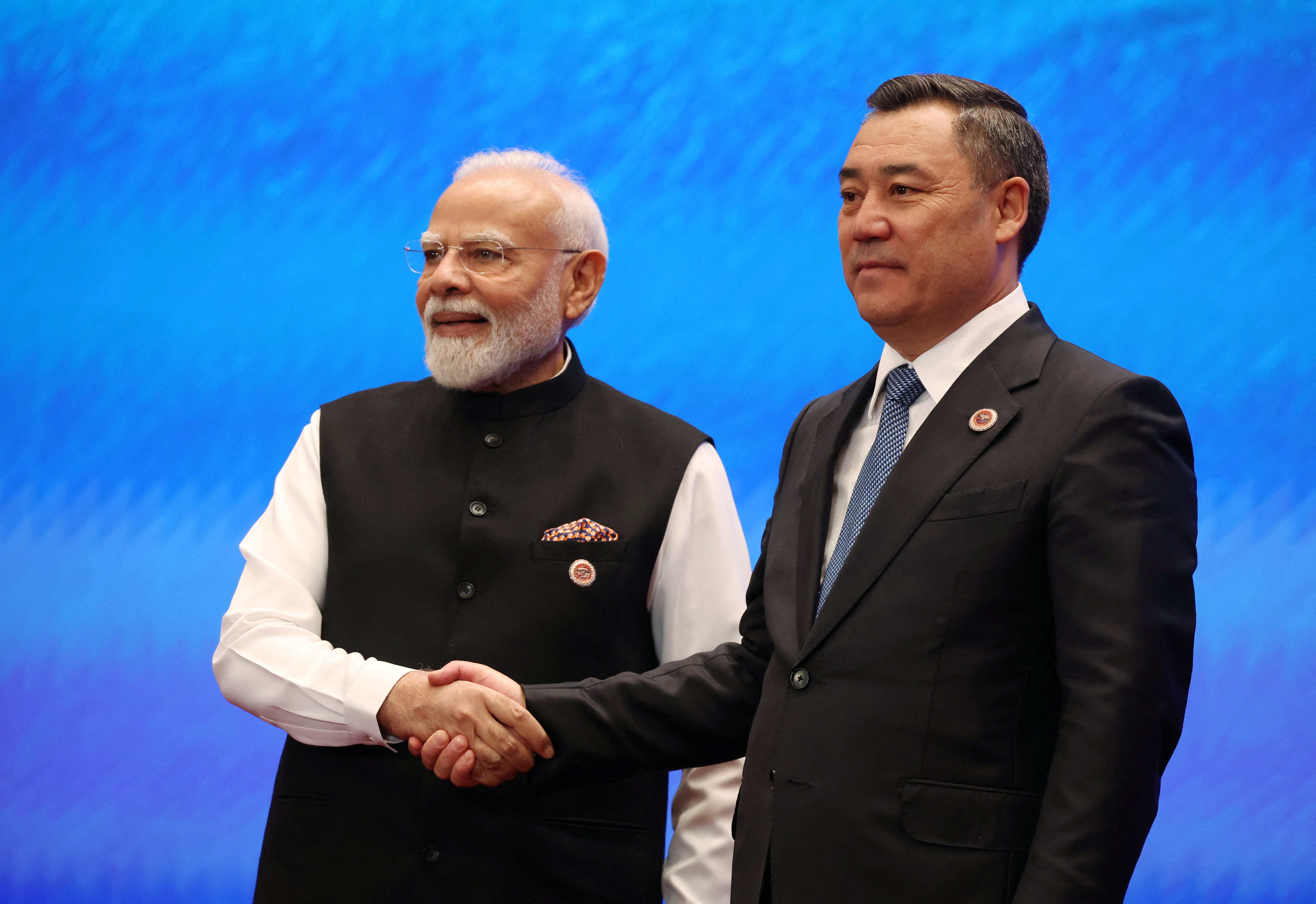 SCO समिट से पहले PM मोदी और किर्गिस्तान के राष्ट्रपति सादिर जापारोव की मुलाकात हुई।