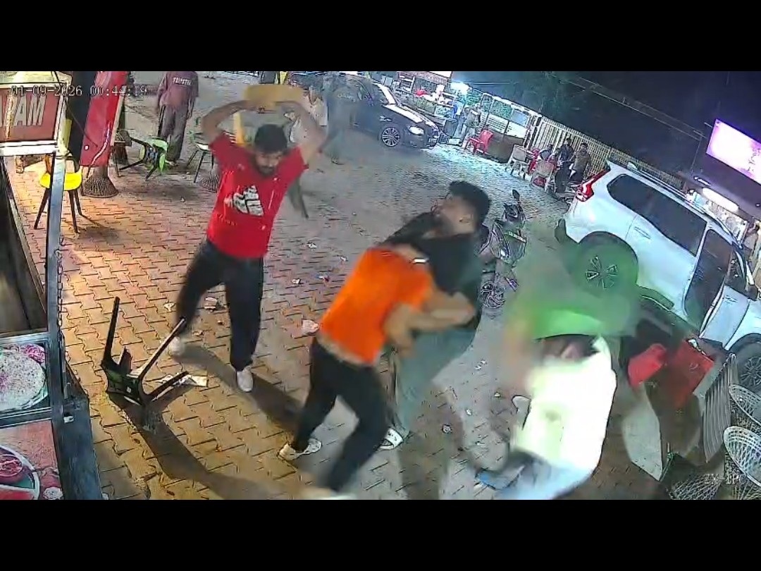 विवाद के दौरान भिड़ते युवक।