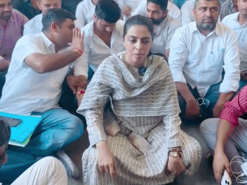 मथानिया नगर पालिका में रिटर्निंग अधिकारी के कक्ष के बाहर धरना देकर बैठीं पूर्व विधायक दिव्या मदेरणा।