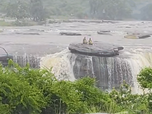 Two young men became trapped in the strong current of a waterfall at Manjhar Kund in Rohtas, Bihar. They remained seated on a high rock and left after the water level receded about two hours later.