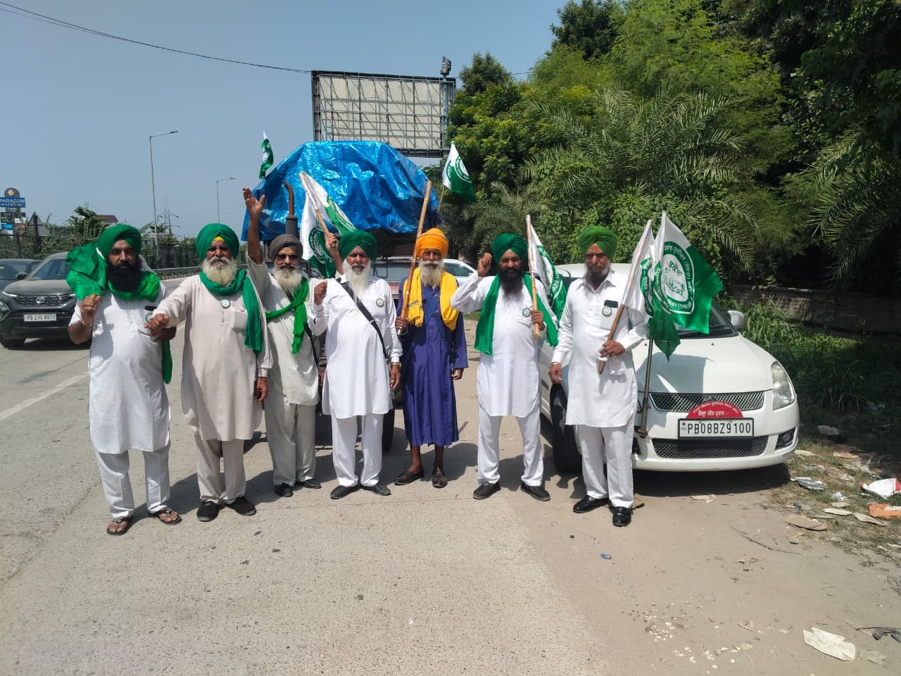 धरने के लिए जाते किसान