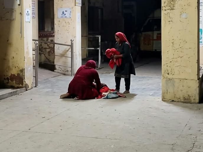 महिला की डिलीवरी कराती परिवार की महिलाएं।