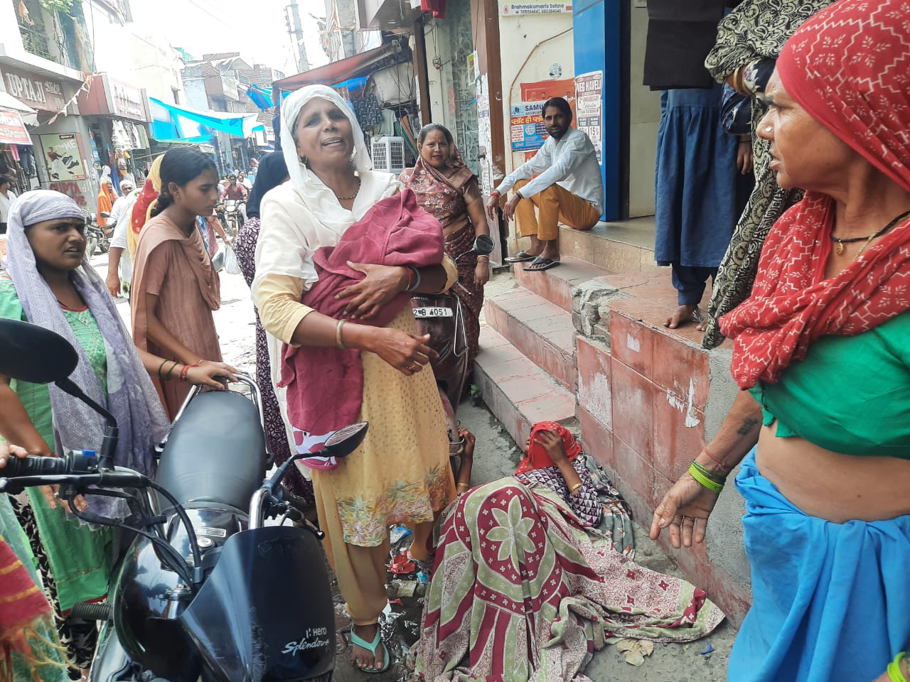 बाजार में खरीदारी करने आई, अचानक शुरू हुई प्रसव पीड़ा, मां-बेटी स्वस्थ|सोहना,Sohna - Dainik Bhaskar