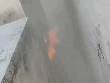 गोदाम से लगातार आग की लपटे निकलती रही ।