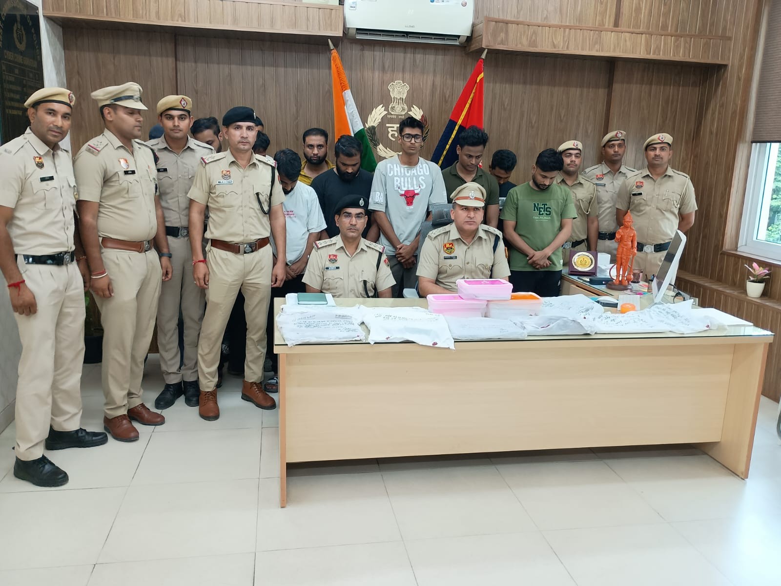 मामले की जानकारी देते हुए पुलिस अधिकारी। - Dainik Bhaskar