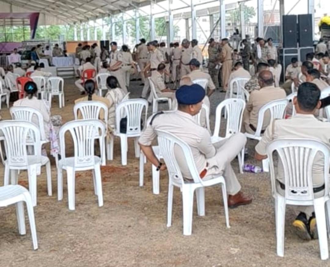 पंडाल में बैठे सुरक्षा व्यवस्था के लिए तैनात पुलिसकर्मी