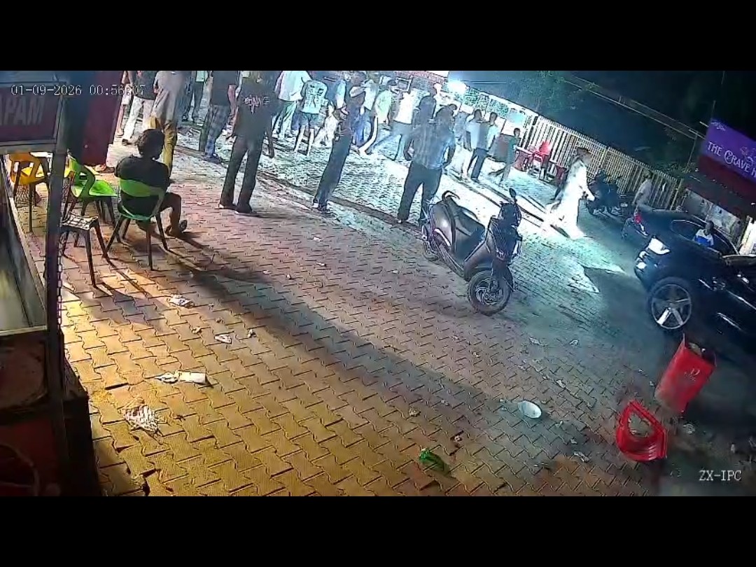मार्केट में लोग डर गए। वह किनारे पर जाकर खड़े हो गए।