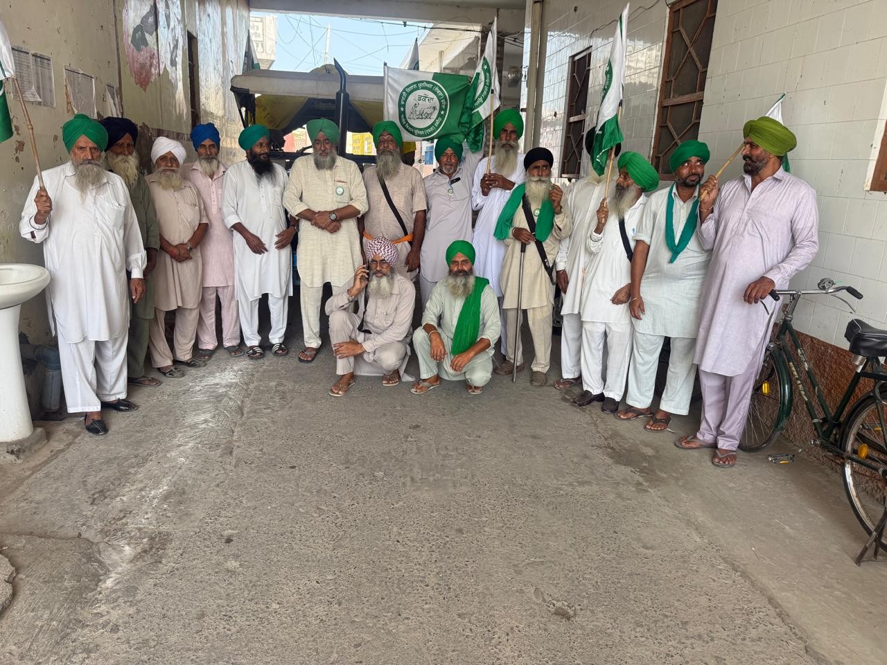 धरने के लिए जाते किसान