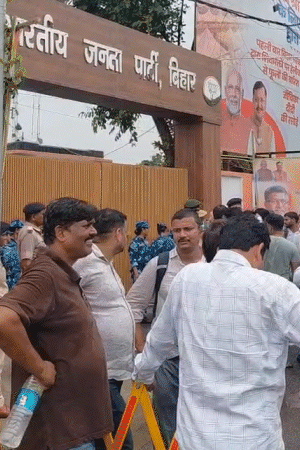 7 दिन से धरने पर भी बैठे थे।